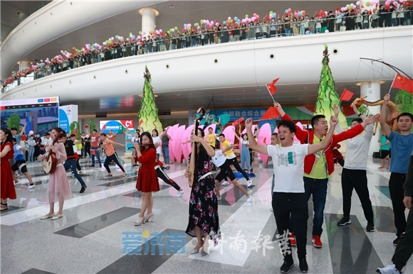 首届中国国际文化旅游博览会开展 孙立成于杰孙述涛参观展区