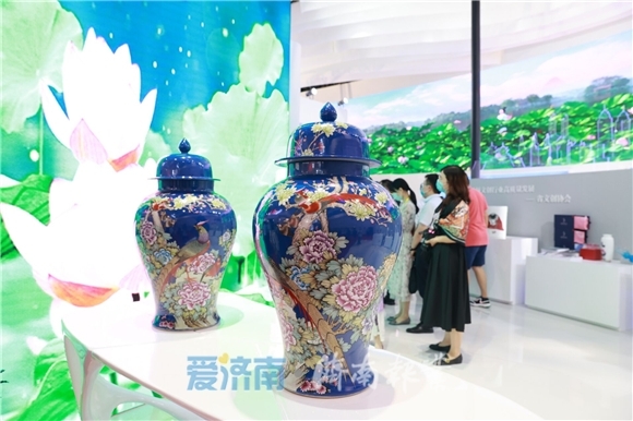首届中国国际文化旅游博览会开展 孙立成于杰孙述涛参观展区