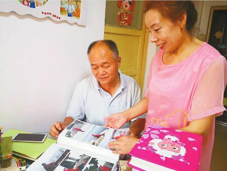 济南六旬夫妻自驾“打卡”381个城市 10多本相册记录美好回忆
