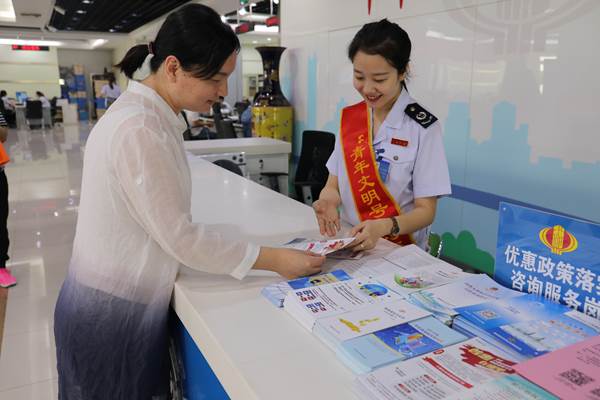 税收体验日 群众了解当前个税等新政策