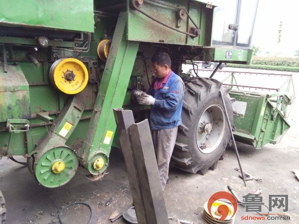 维修人员维修调试农机械.jpg