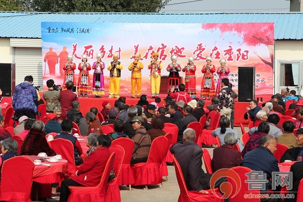 官地村吃大席看大戏欢欢喜喜过重阳.JPG